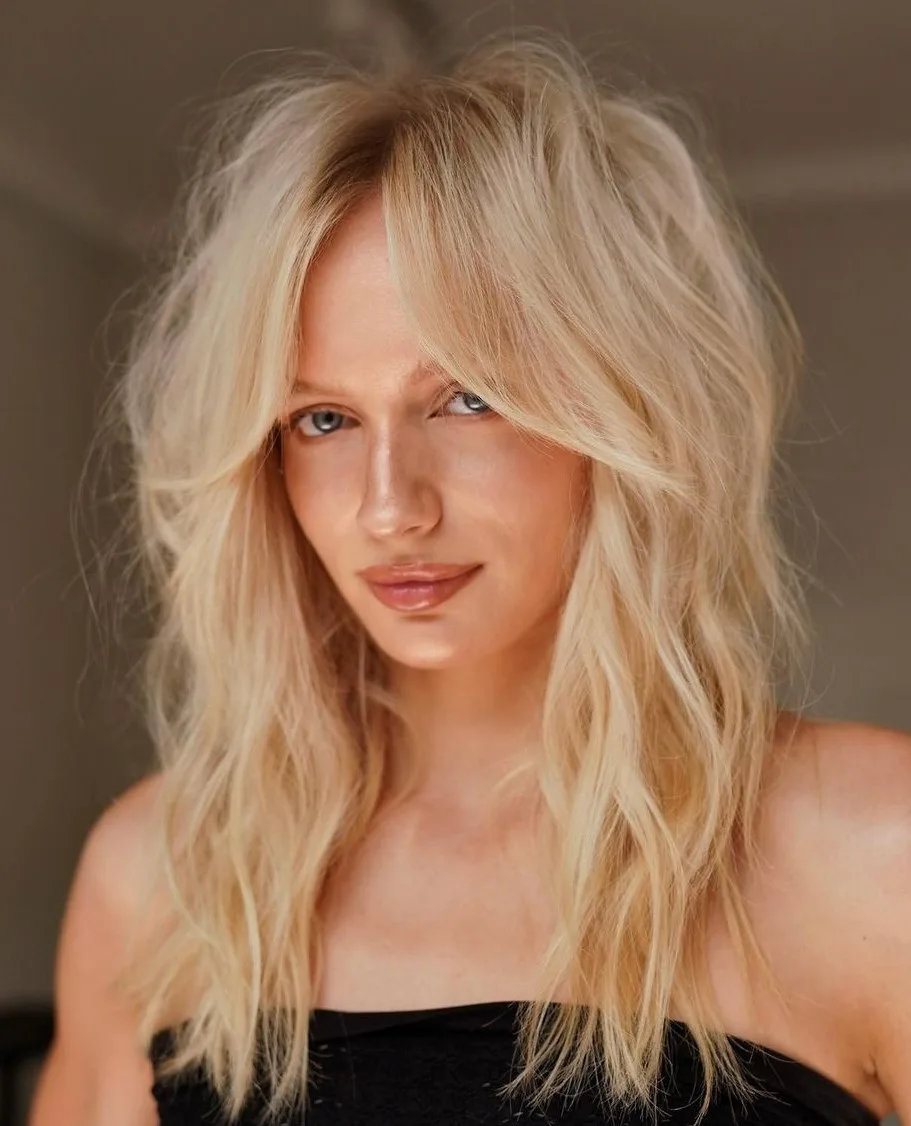 Shag blond dégradé texturé avec frange rideau