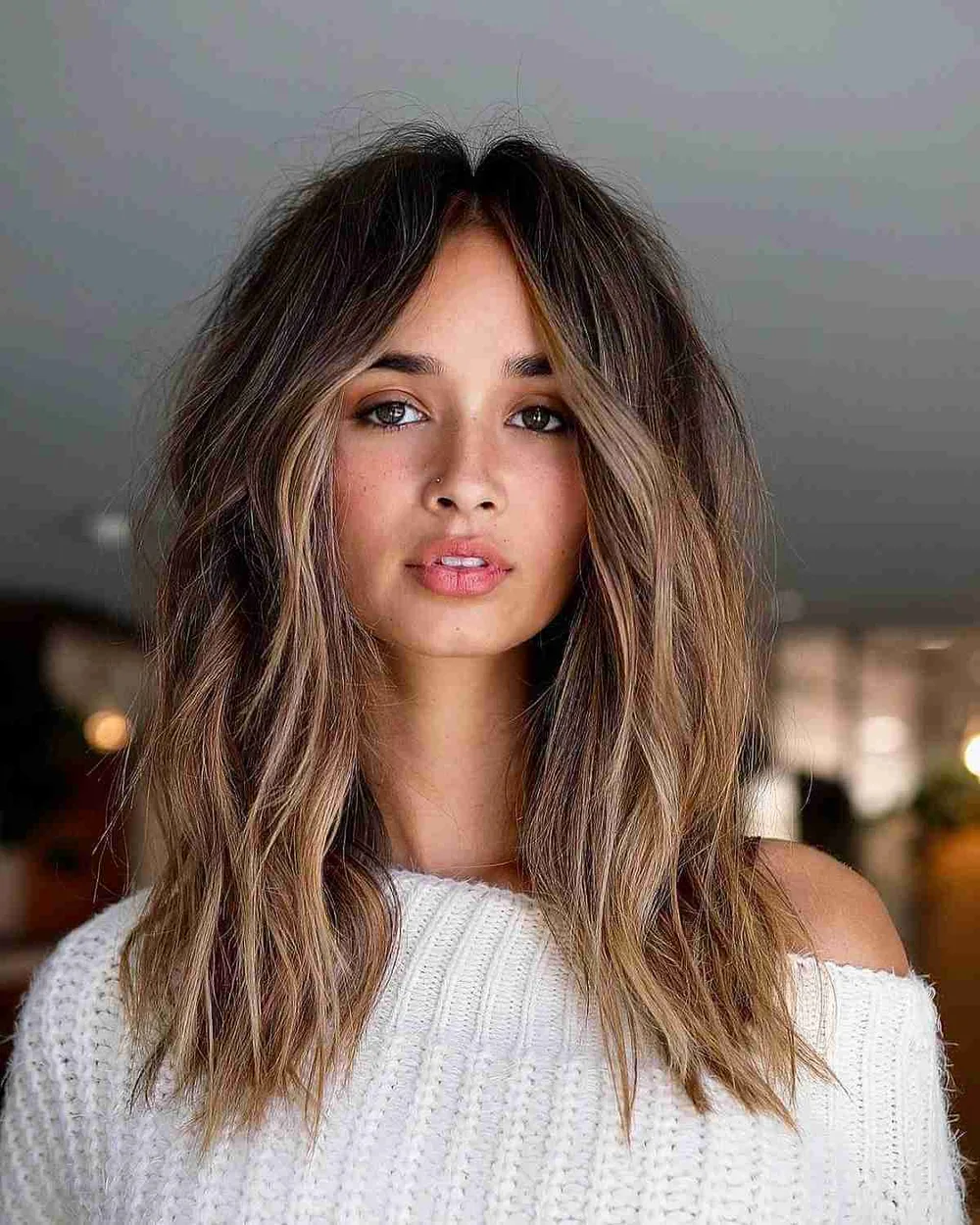 Shag moderne mi-long avec raie au milieu sur cheveux épais