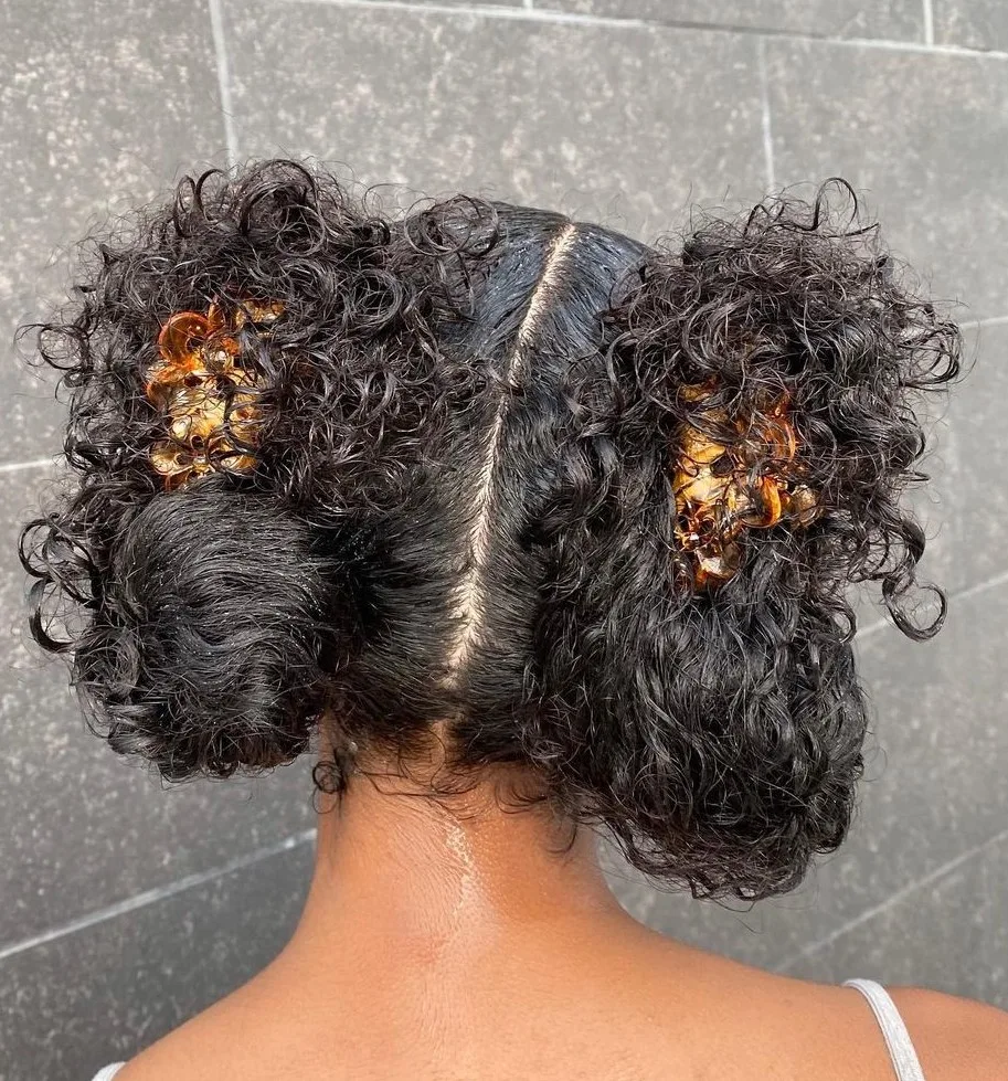 Space buns bas et bouclés fixés avec des pinces