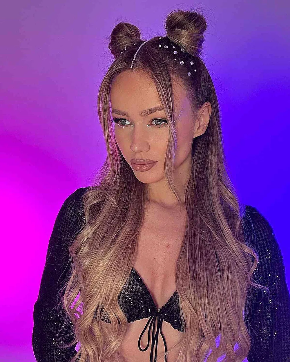 Space buns mi-hauts agrémentés de strass