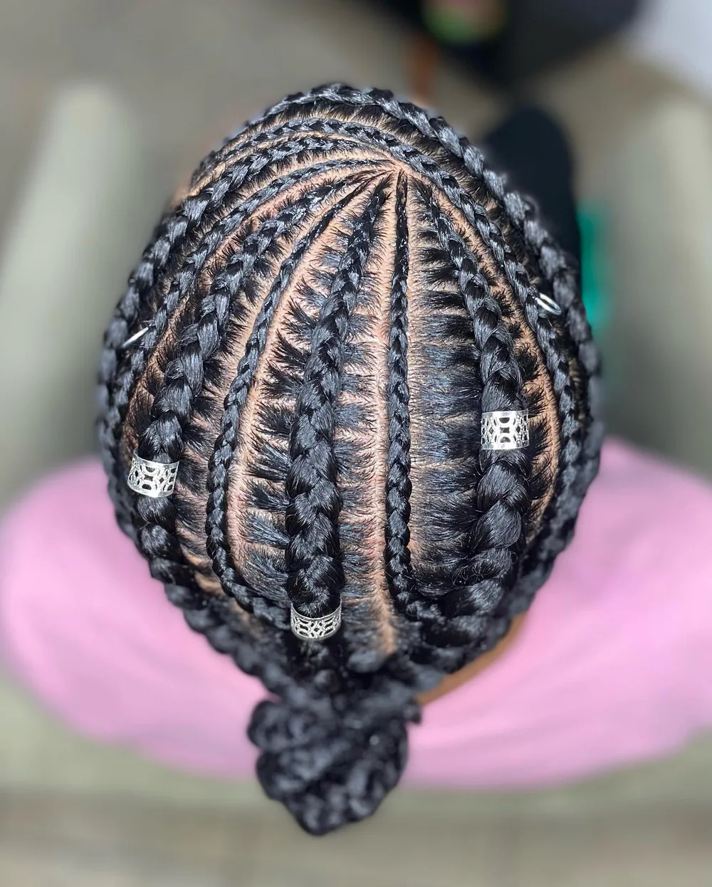 Stitch braids épaisses et fines en chignon bas avec cuffs