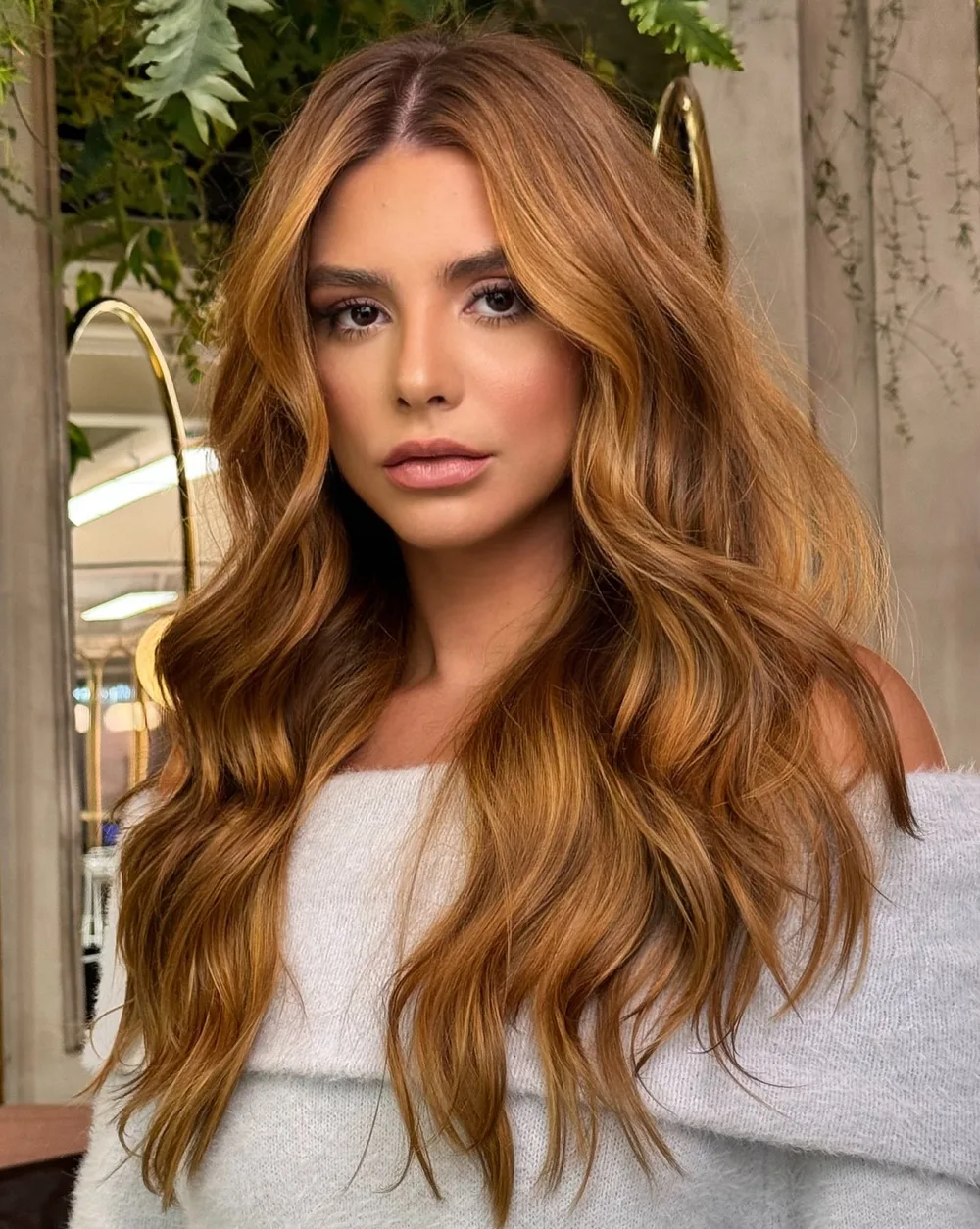 Strawberry blonde blond moyen aux sous-tons dorés et rouges cuivrés