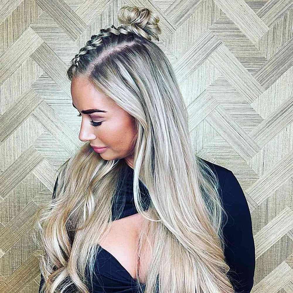 Top knot haut accompagné d'une tresse sur cheveux blonds
