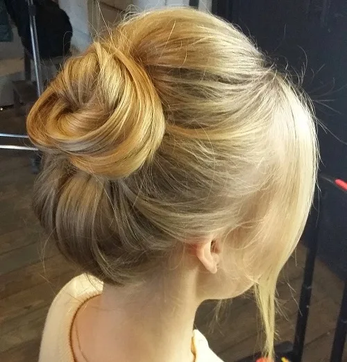 Top knot perché haut sur des cheveux fins