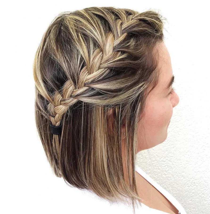 Tresse cascade sur un carré blond en demi-attache