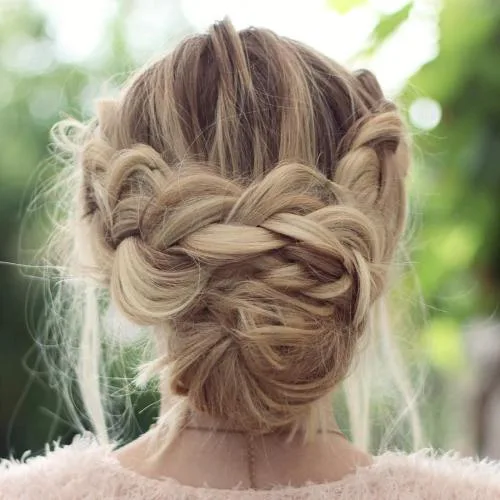 Tresse couronne sur le devant prolongée par un chignon bas