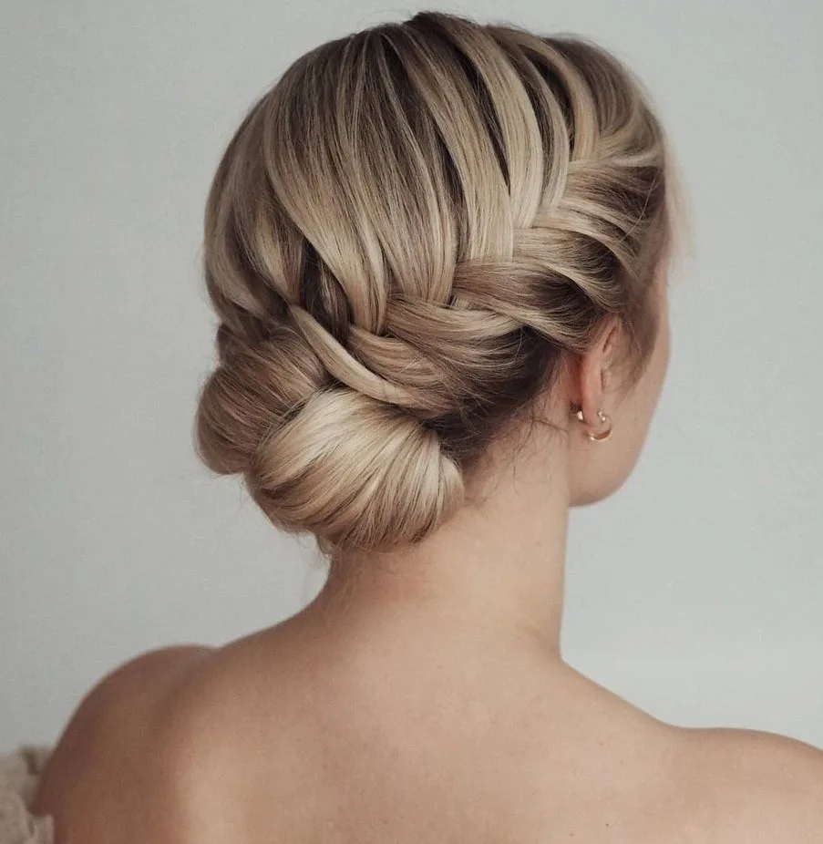 Tresse de tempe fondue dans un chignon bas