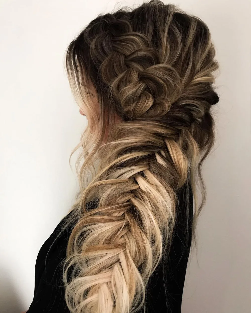 Tresse épi latérale volumineuse et floue