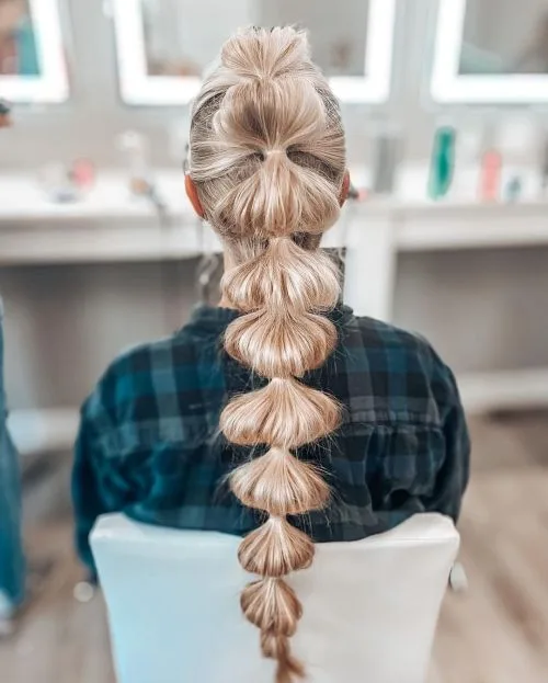 Tresse française ponctuée de bulles le long du dos