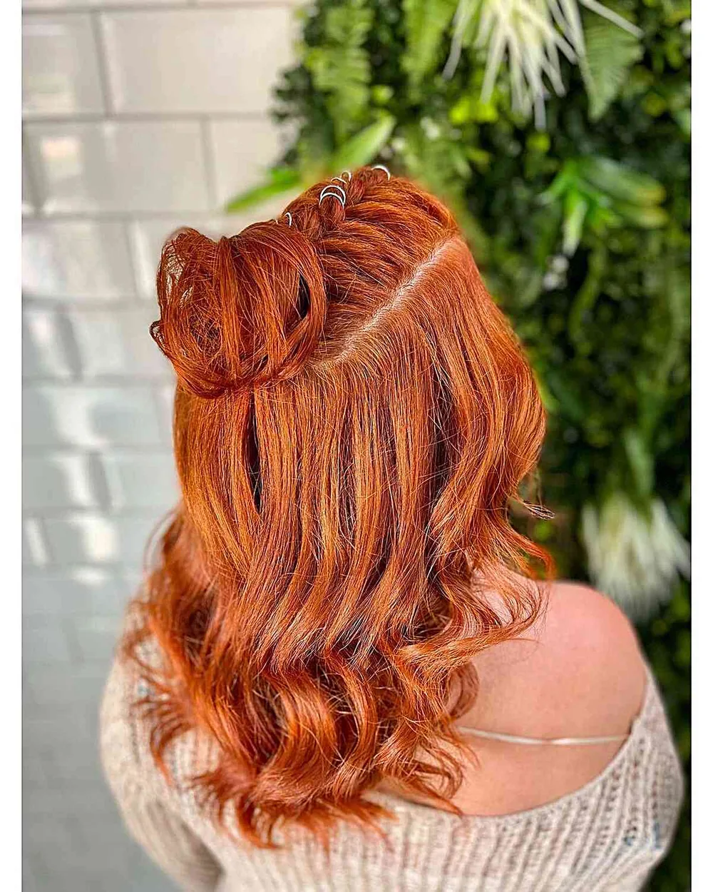 Tresse haute sur une couleur cuivrée éclatante