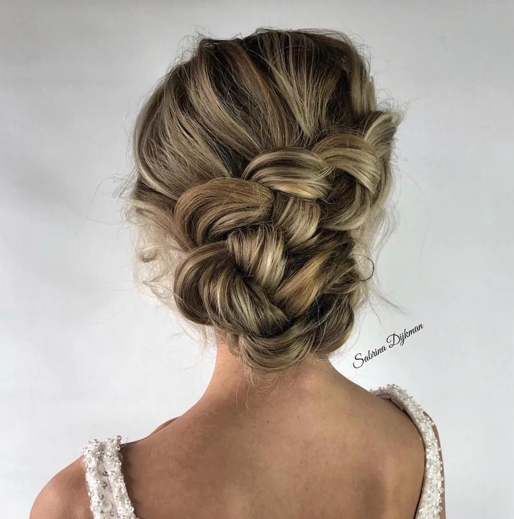 Tresse hollandaise latérale fondue en chignon de nuque