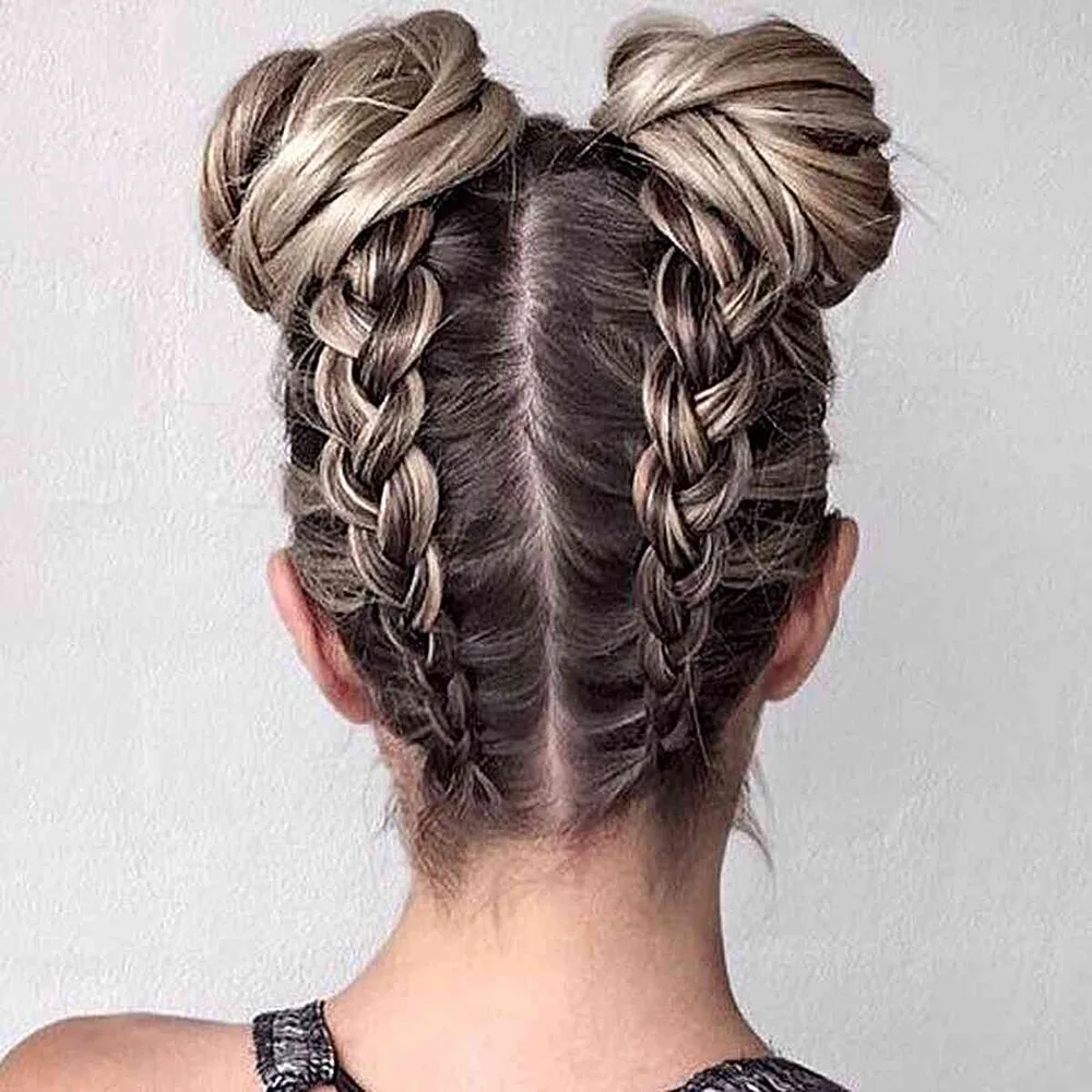 Tresses françaises inversées remontées en space buns