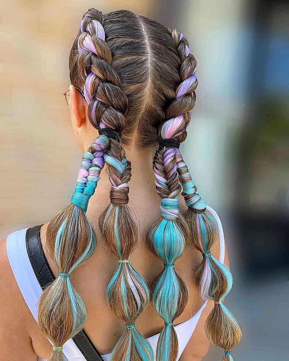 Tresses pastel réalisées avec des rallonges