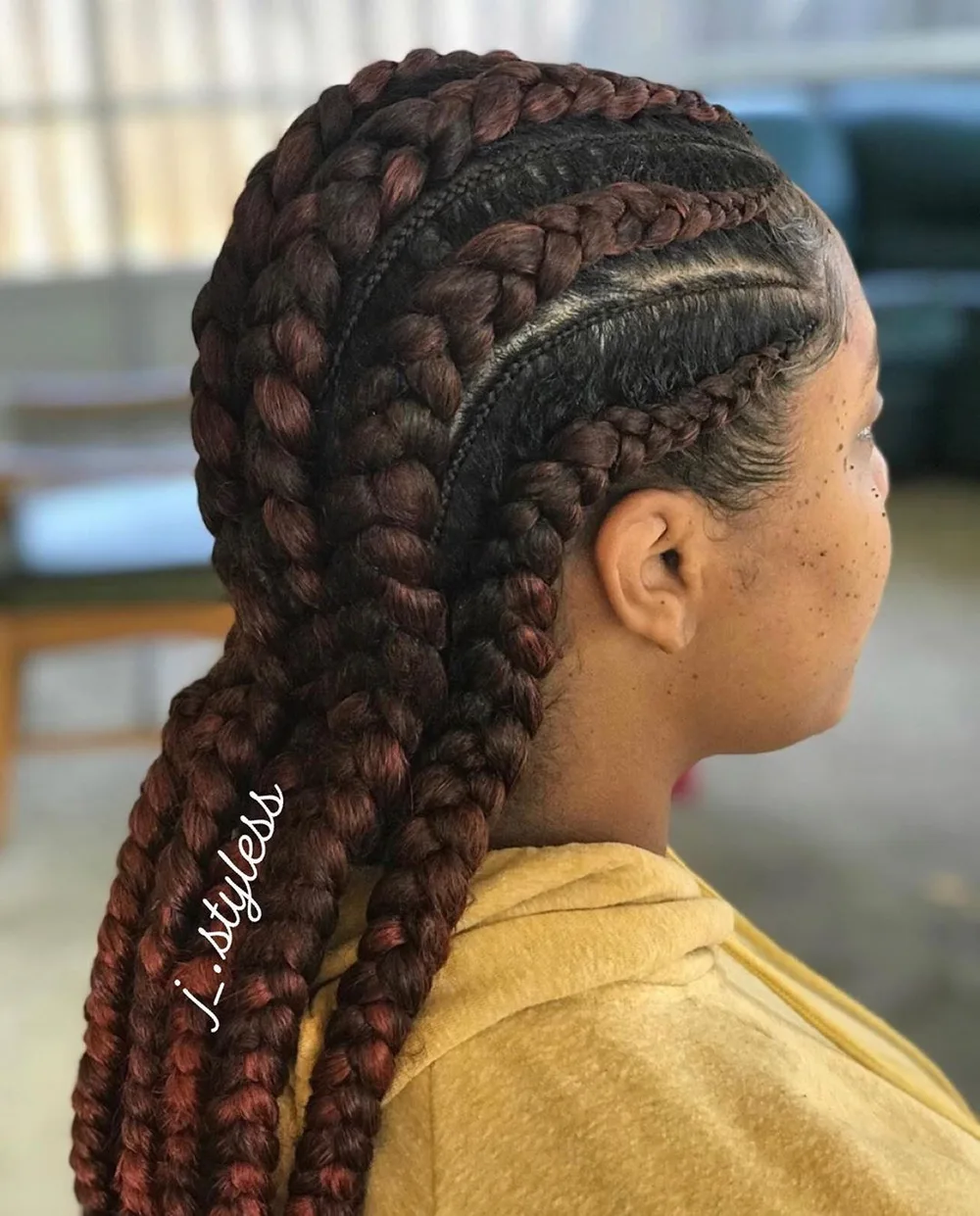 Tresses plaquées vers l'arrière, coiffure protectrice