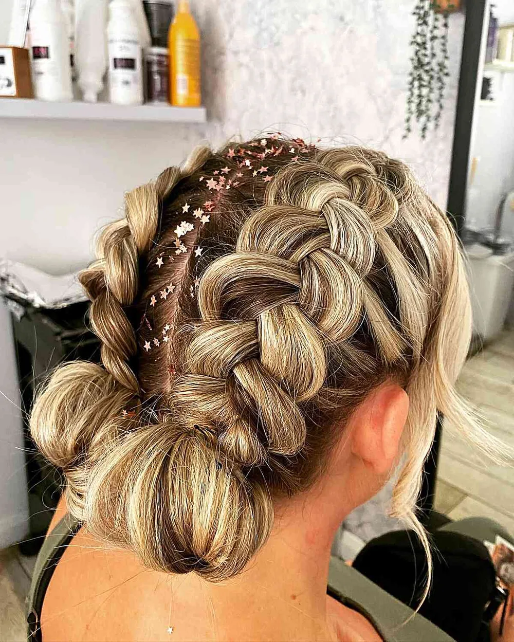 Tresses torsadées relevées avec accents étoilés