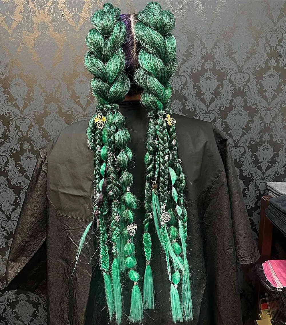 Tresses vertes XXL ornées d'accessoires