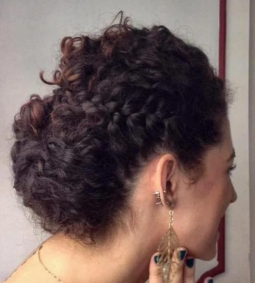 Updo relevé sur cheveux bouclés avec une tresse sur le côté