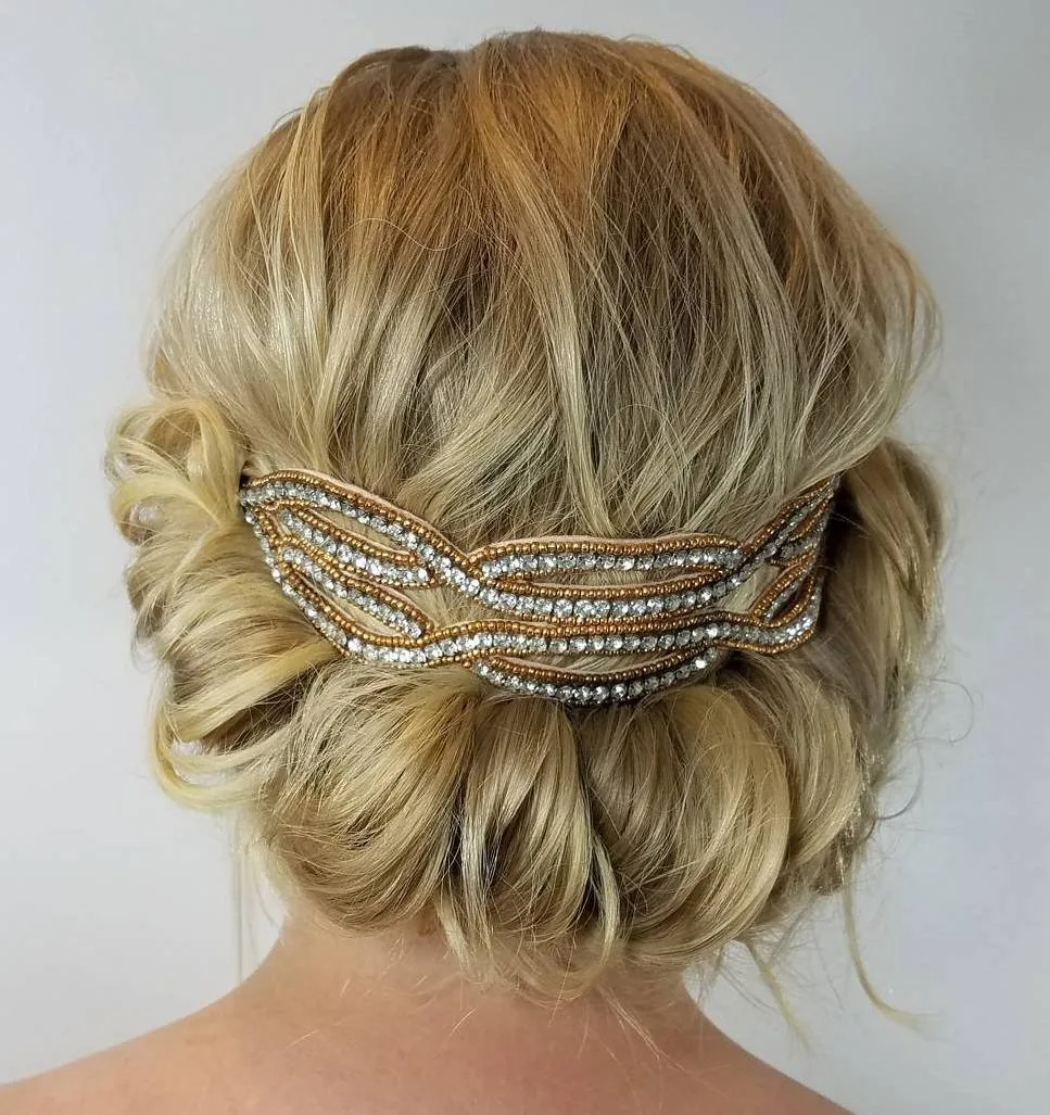 Updo roulé au bandeau élastique avec bijou de cheveux