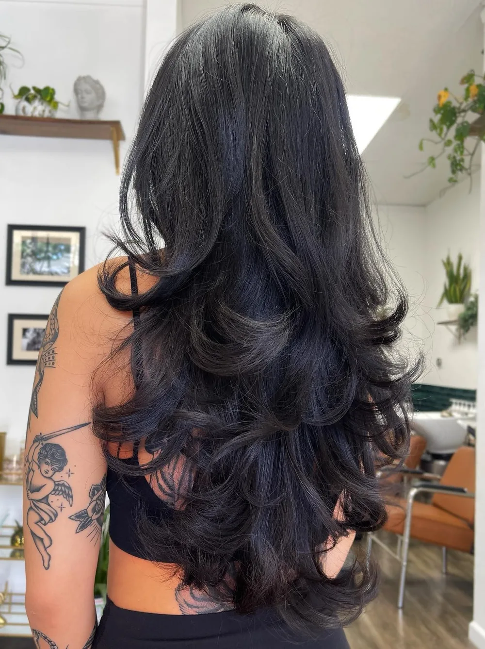 V-cut sur cheveux longs avec couches swoopy et pointe nette à l'arrière