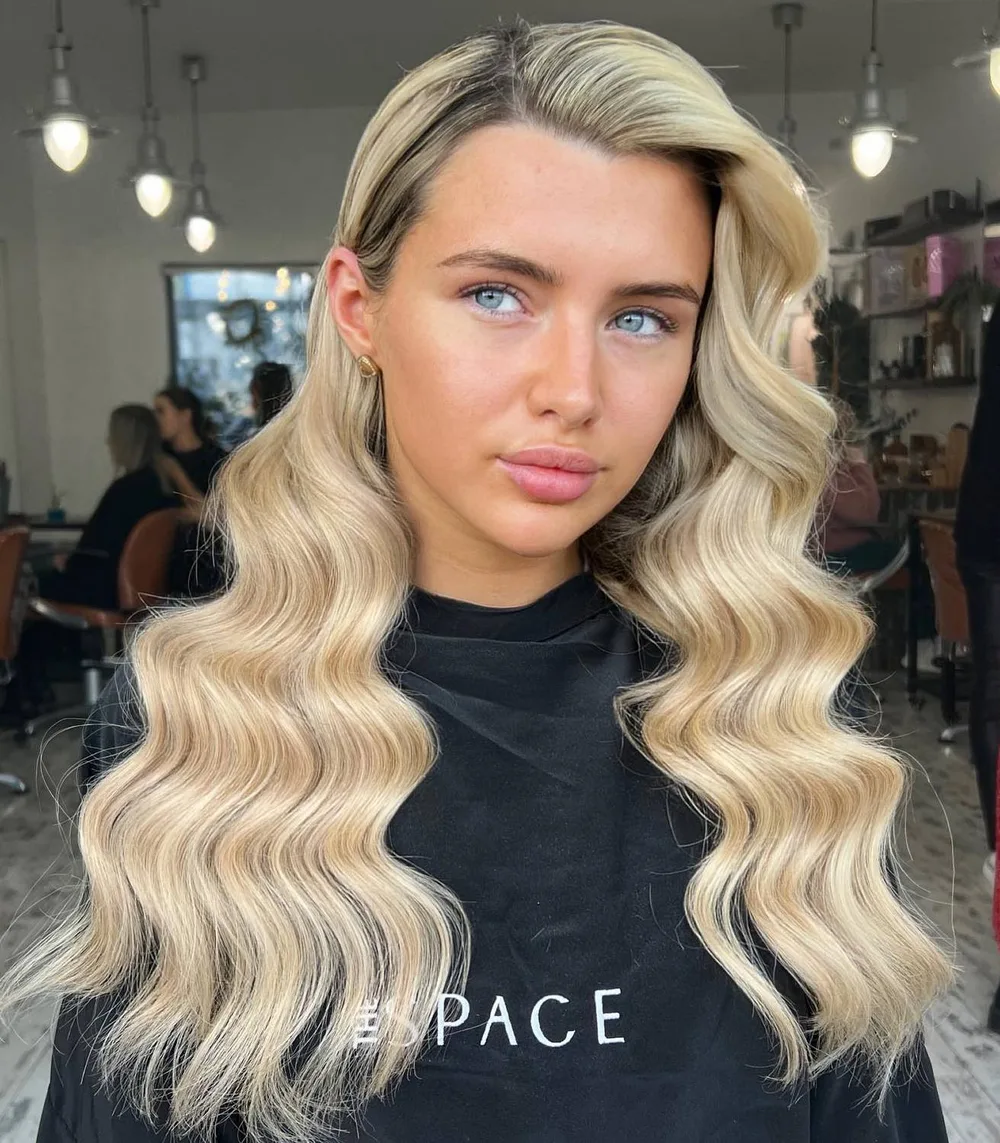 Vagues amples body wave en blond lumineux avec raie sur le côté