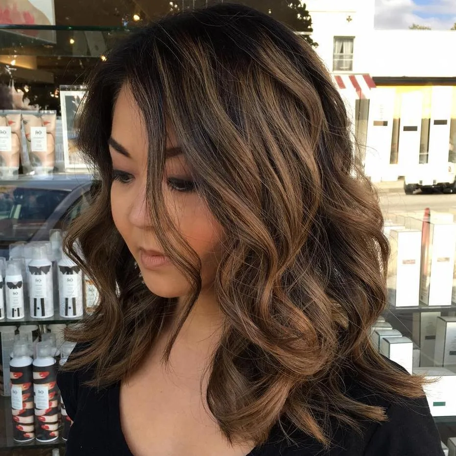 Vagues douces aux épaules en balayage brun
