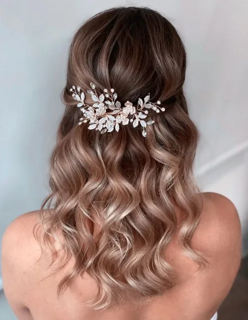 Vagues douces retenues par un bijou de cheveux à l'arrière