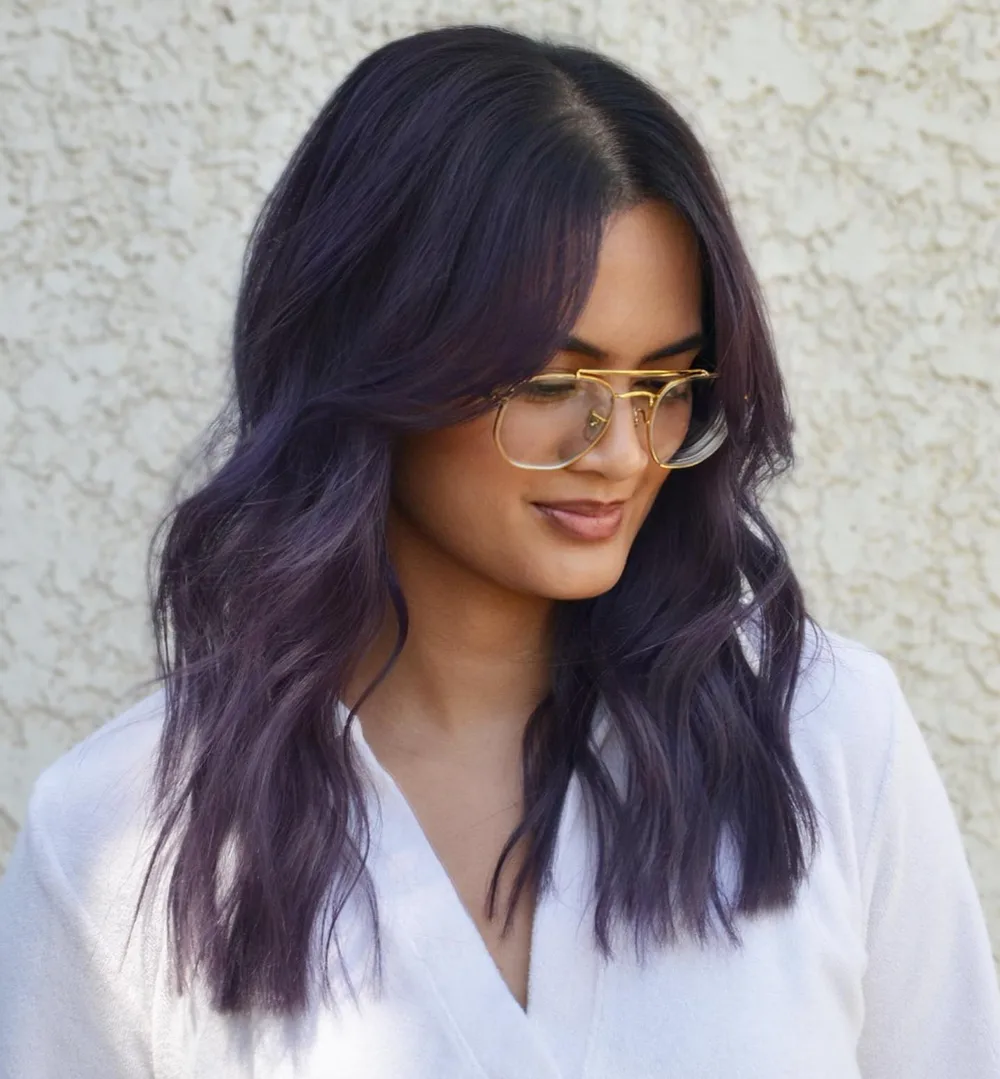 Violet foncé riche aux sous-tons rouges sur base brune ondulée