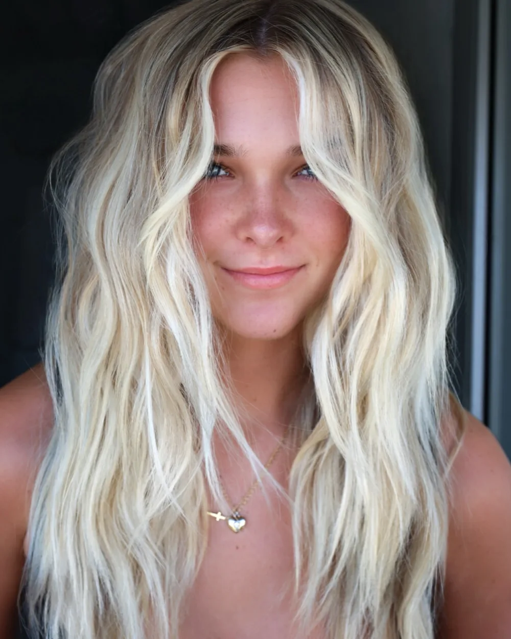West coast blond sablé aux tons ensoleillés, yeux bleu aqua