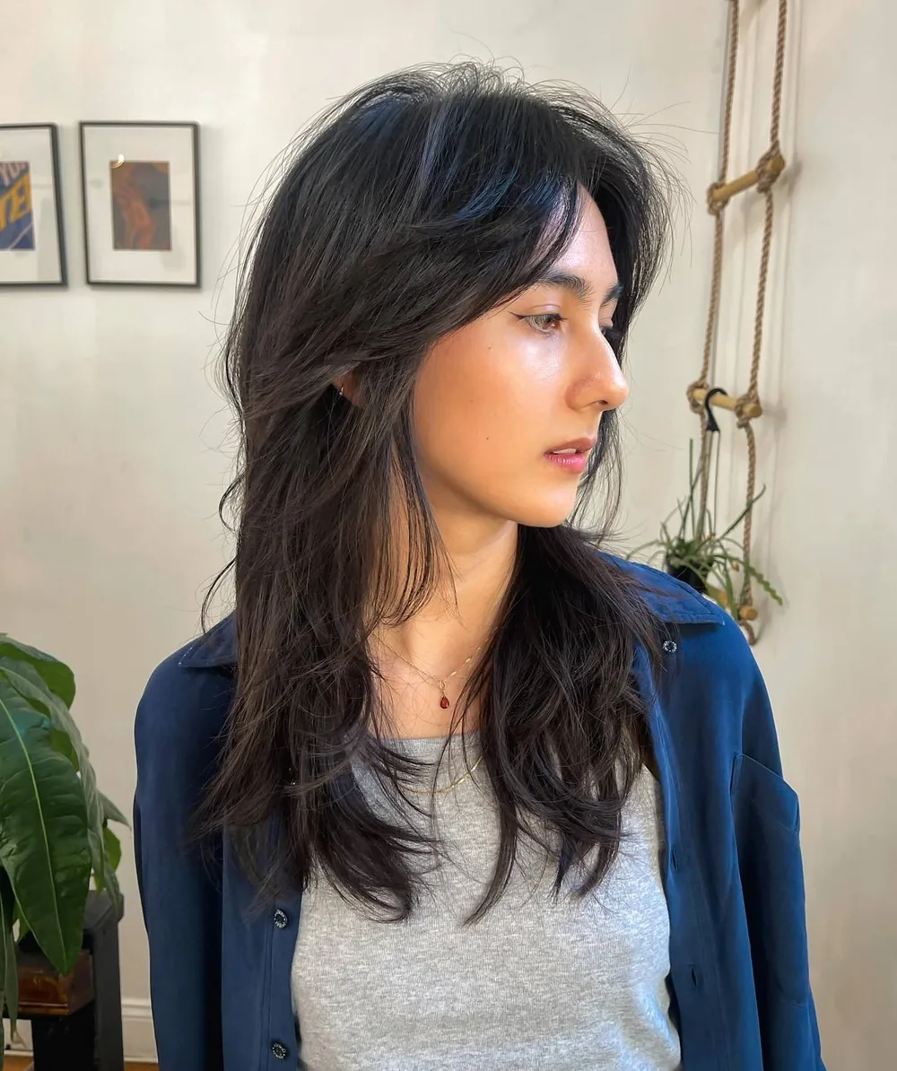 Wolf cut long brun aérien avec couches choppy et frange plumeuse