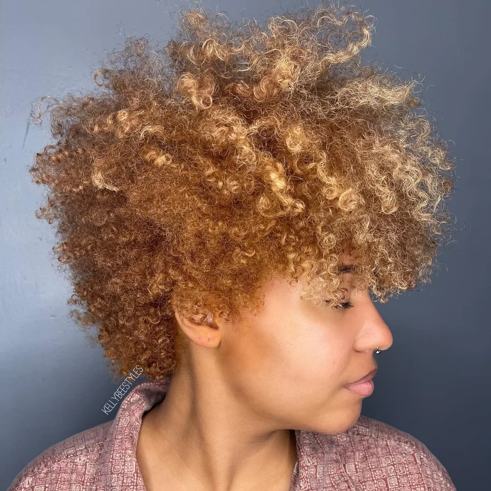 Afro caramel tout en hauteur aux coils bien entretenus et volumineux