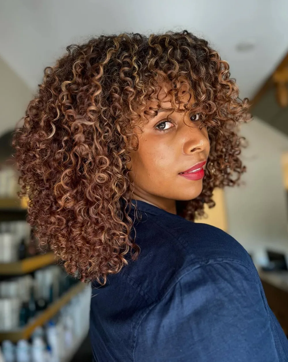 Afro couleur cannelle avec frange, boucles serrées volumineuses
