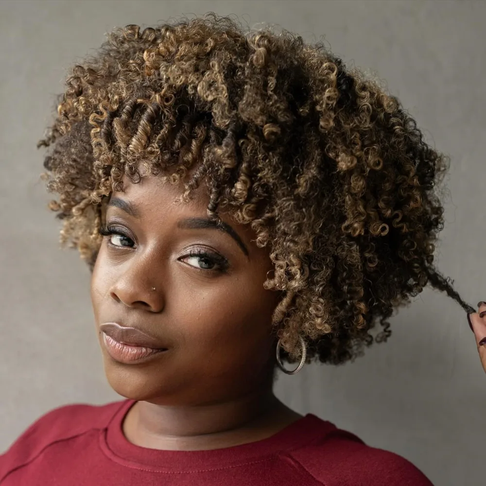 Afro court à moyen texturé de couleur bronde avec frange sur peau mate