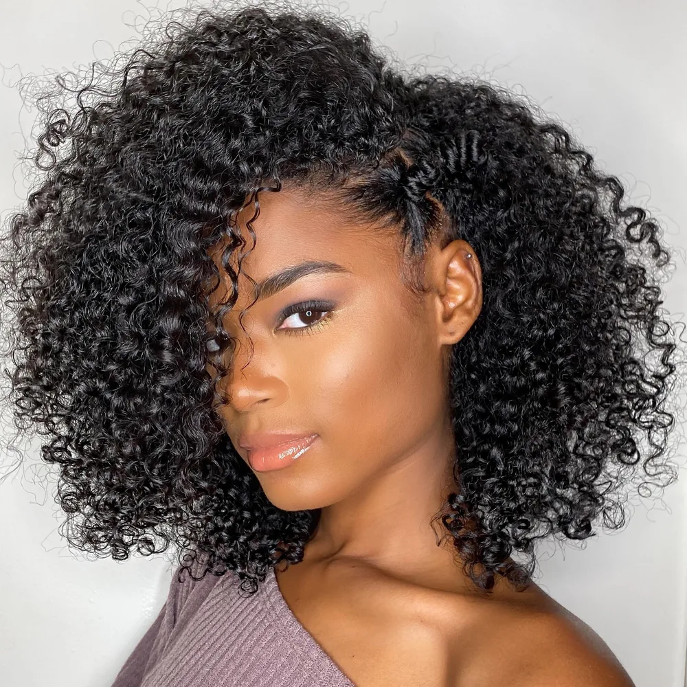 Afro longueur clavicule avec petits bantu knots disposés sur un côté