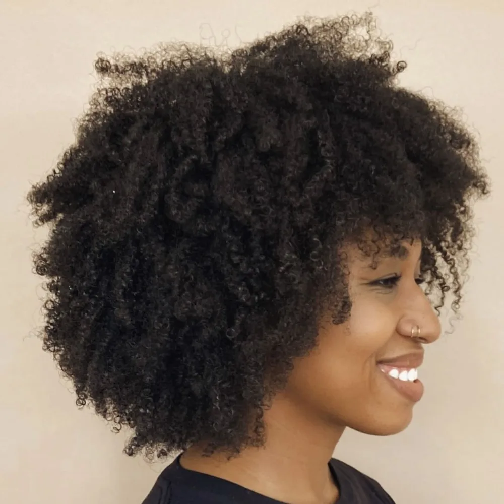 Afro plein et volumineux à effet casque encadrant le visage, cheveux naturels