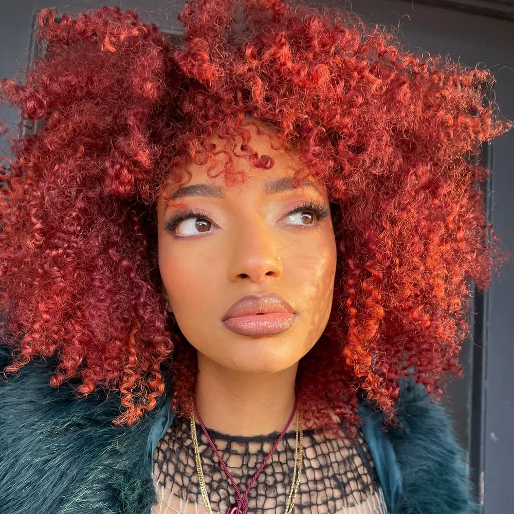 Afro texturé rouge feu vif sur cheveux crépus type 4 avec frange