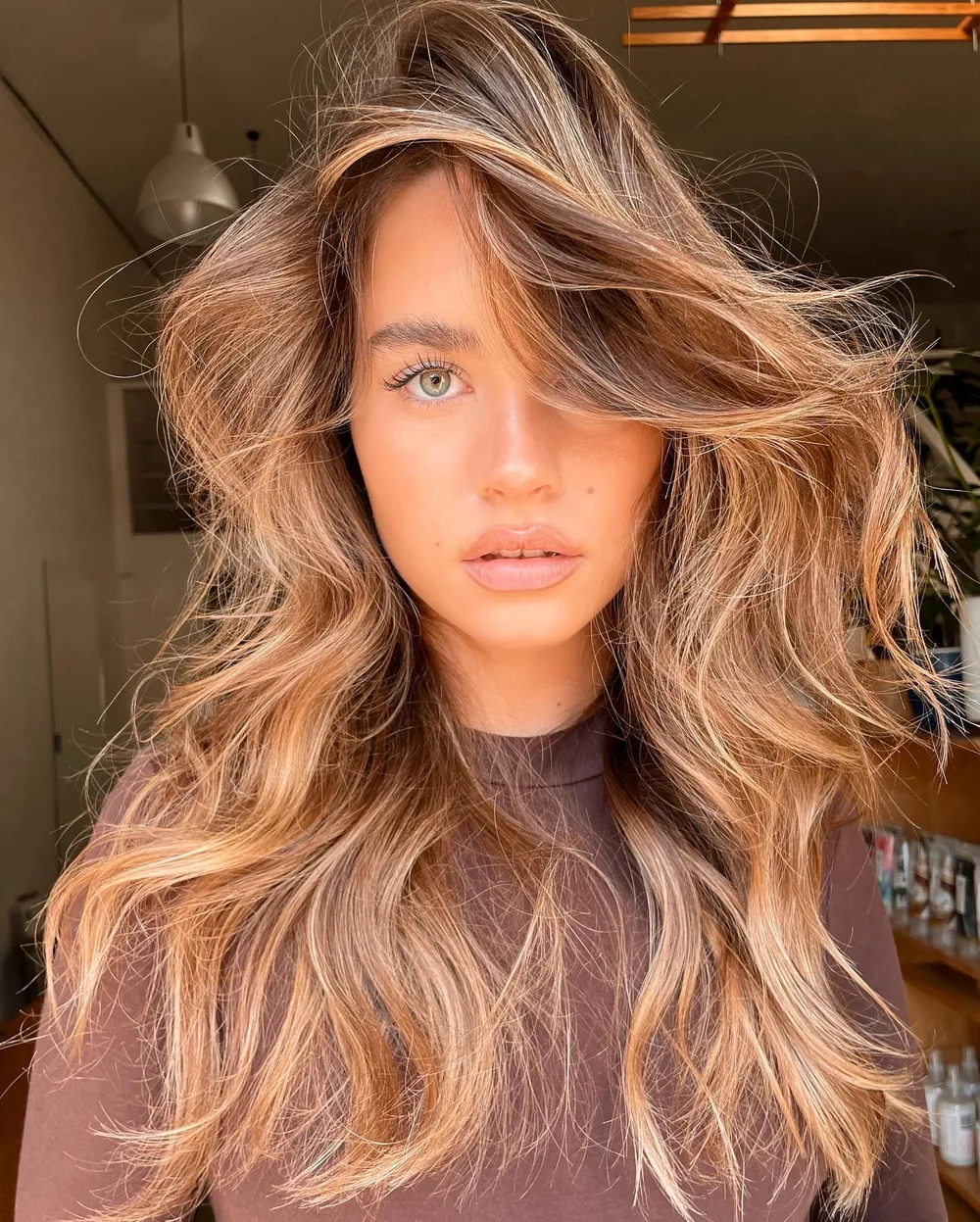 Balayage bronde caramel lumineux et estival sur base foncée