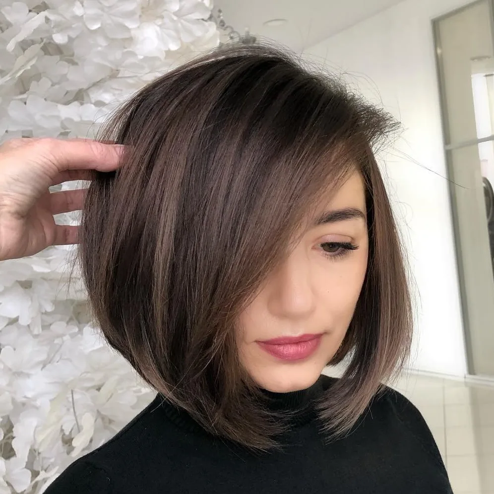 Balayage brun moka froid cendré sur carré, peau claire yeux bleus