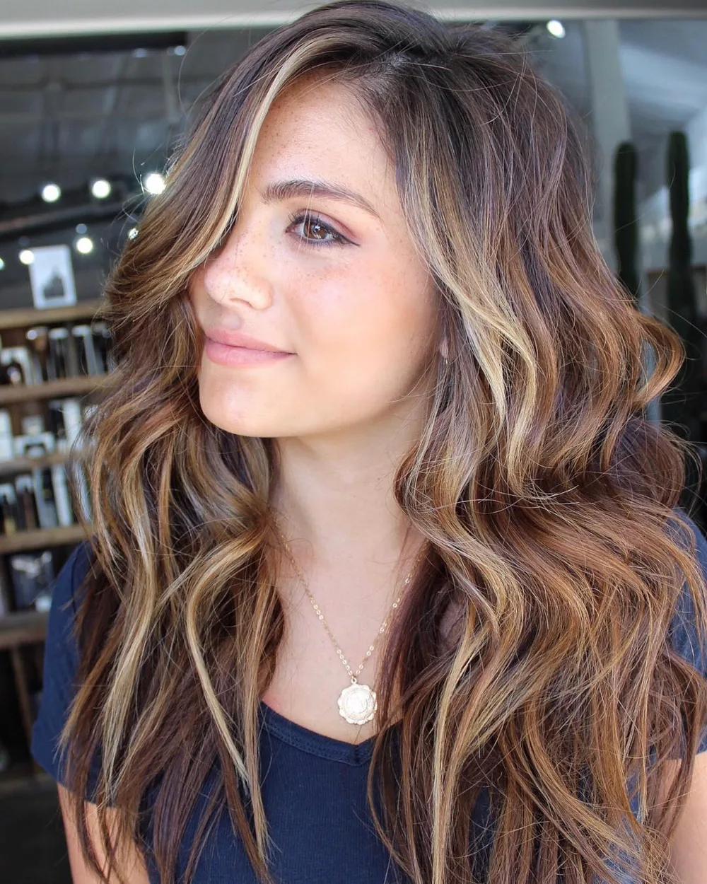 Balayage caramel avec money piece encadrant le visage sur cheveux châtains