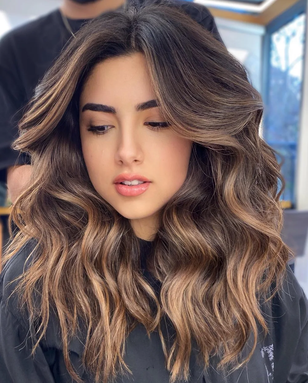 Balayage caramel froid sur base châtain moyen, texture soulignée