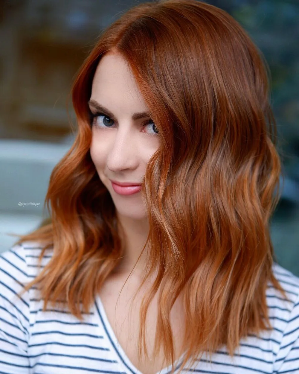 Balayage cuivré profond sur carré ondulé, peau claire