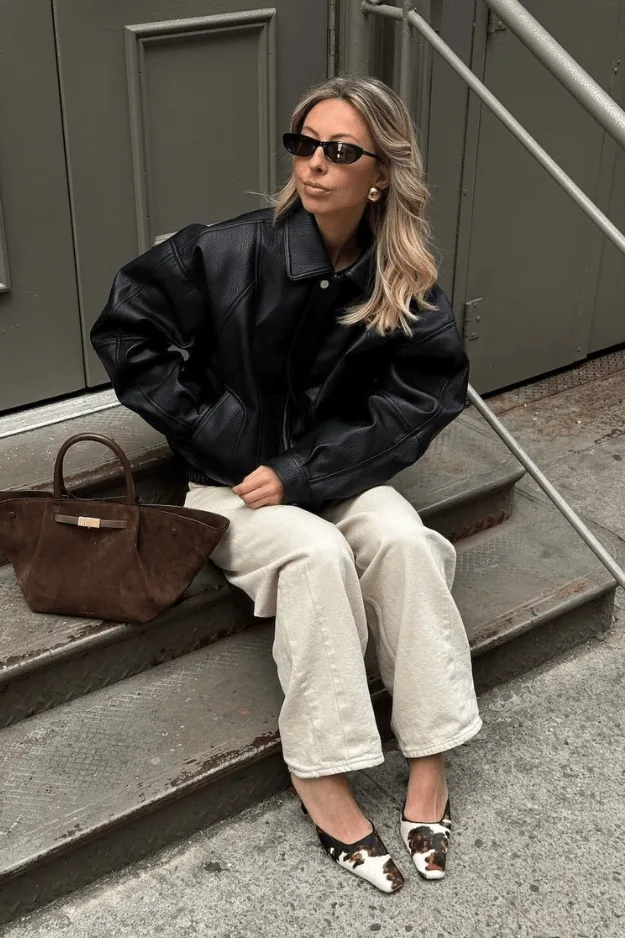 Ballerines à imprimé léopard portées avec pantalon crème, tendance chaussures automne 2026