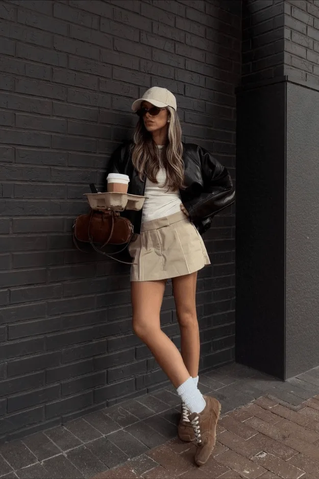 Baskets rétro en cuir et daim marron portées avec mini-jupe et chaussettes, tendance automne 2026