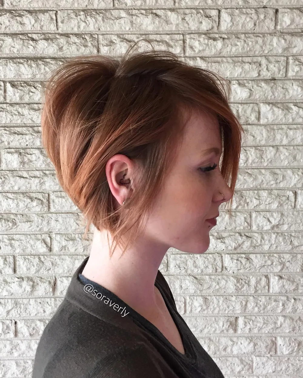 Bixie à raie profonde sur le côté en nuance strawberry blonde
