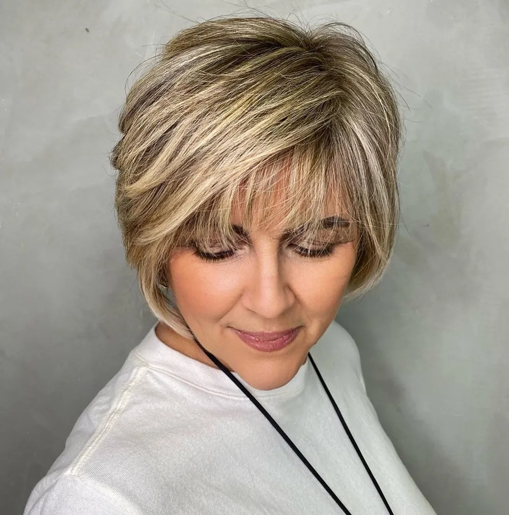 Bixie arrondi longueur mâchoire avec frange wispy et reflets