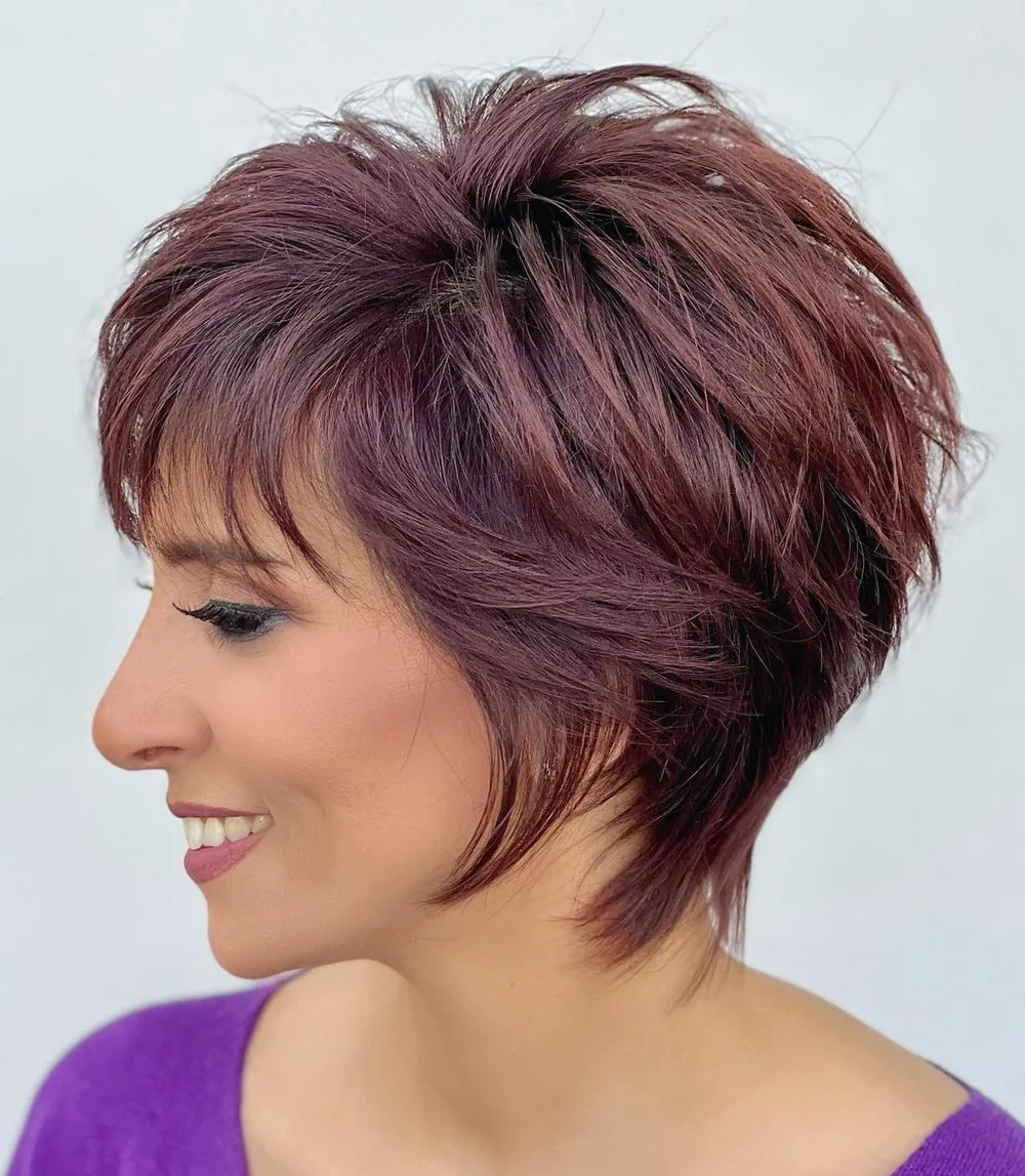 Bixie black cherry avec couches empilées et see-through bangs