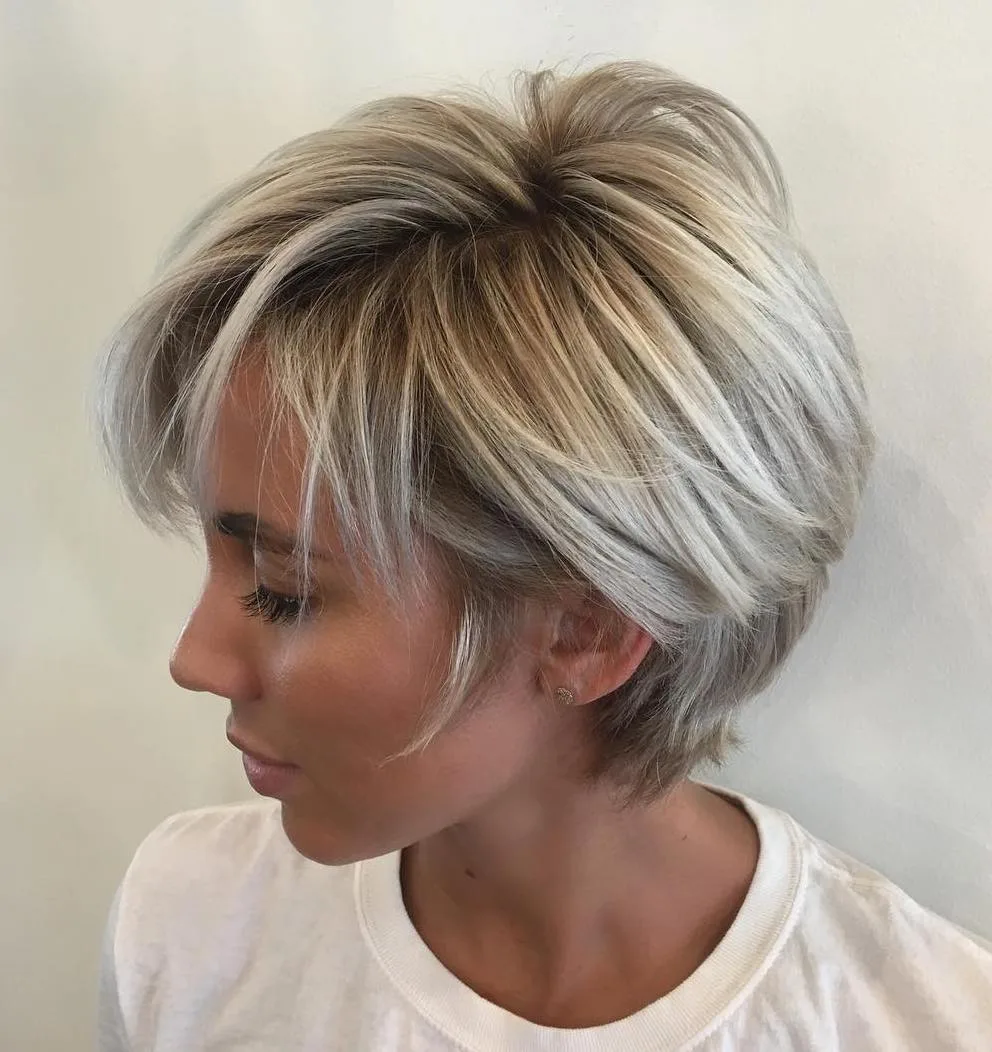 Bixie blond aux racines foncées assumées avec longues couches