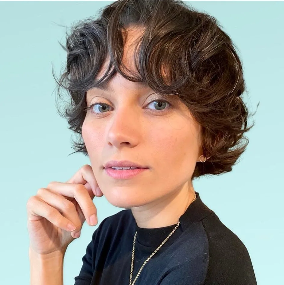 Bixie bouclé longueur oreille avec frange sur cheveux épais