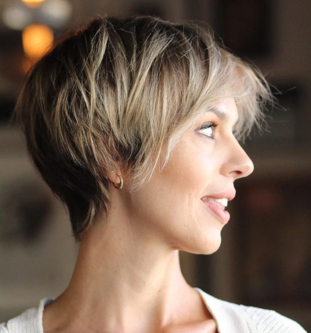 Bixie choppy brun foncé avec balayage blond frosting contrasté