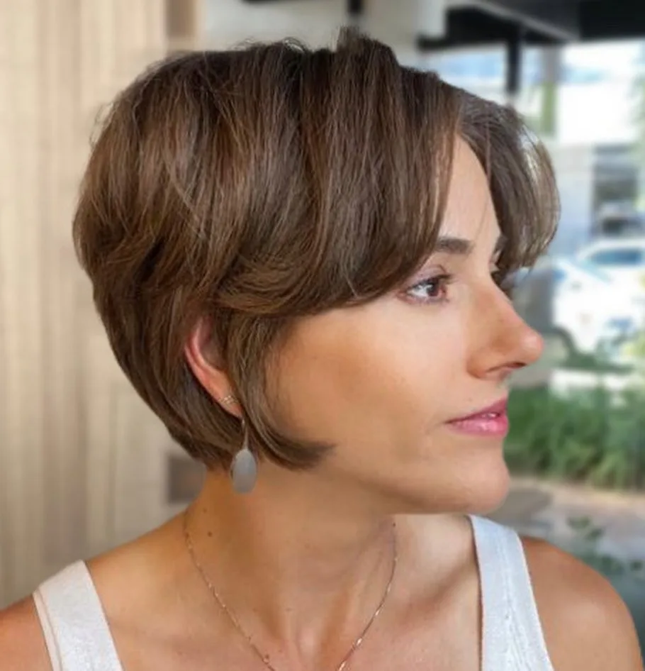 Bixie classique brun avec frange rideau sur cheveux épais