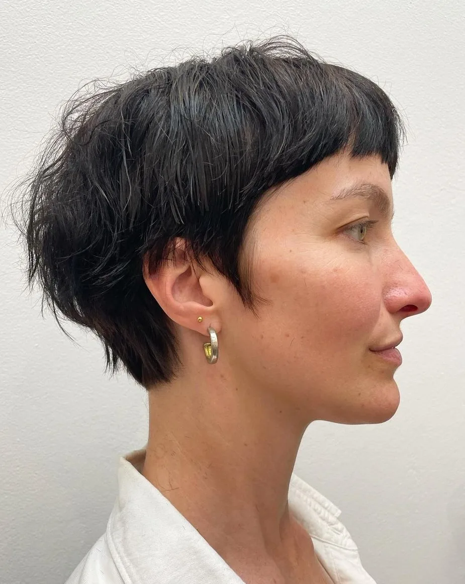 Bixie court brun avec micro bangs et couches choppy